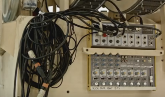 Ай,блин.С первого взгляда я был в восторге.Но,когда услышал струнные,но не увидел их,запустил ролик повторно и глядел,а не слушал.Увидел.МIDI-клавиши непривычного вида.Не преуменьшая заслуги механика(шарик должен упасть куда надо в нужный момент),всё-таки разочарован.Городить гаргарину ради внешнего эффекта..?