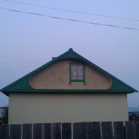 Да потому, что по центру стоит коньковый пасынок. Рассечь его можно, ради перфекционизьма, но рама окна возьмет на себя всю тяжесть крыши.