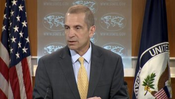 Госдеп США выразил протест в связи с новостью о том, что военнослужащий подразделения Navy Seal в Автралии спал в женском туалете. 

- Наш военослужащий не могут спать в женском туалете, - заявил официальный представитель Госдепа. - Из фотографий в фейсбуке мы видим, что глаза у военнослужащего открыты. Мы имеем неоспоримые доказательства, что информация о том, что он спал, являются дезинформацией, которая была опубликована с подачи Москвы.

- Но данная информация получена нами из Австралийских официальных источников, - Мэтт Ли. 

- Мэтт, сами подумайте, как он мог там спать, если рядом кладбище. Нет, это определенно пропаганда Москвы.