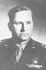 Виктор Козлов родился 7 сентября 1916 года в деревне Демнево (ныне — Ильинский район Ивановской области). Окончил семь классов школы, затем курсы трактористом и техникум механизации сельского хозяйства, после чего работал в машинно-тракторной станции. В октябре 1937 года Козлов был призван на службу в Рабоче-крестьянскую Красную Армию. Участвовал в советско-финской войне, будучи командиром танка 205-го отдельного разведывательного батальона 13-й лёгкой танковой бригады 7-й армии Северо-Западного фронта[1].

16 февраля 1940 года в районе станции Кямяря (ныне — Гаврилово Выборгского района Ленинградской области) Козлов прикрывал огнём своего танка действия советских сапёров. Когда танкисты отошли из-за массированного финского огня, и обнаружилось, что два танка были подбиты и остались на передовой, Козлов на своём танке вернулся и вывез сначала раненного командира сапёрного взвода лейтенанта Григорьева, затем экипаж танка. В третьей вылазке он взял на буксир подбитый танк и сумел вытащить его к советским позициям, несмотря на то, что его танк был подбит. В тот же день к северо-западу от Кямяри Козлов захватил в плен 3 финских солдат и мотоциклиста, при котором находились важные документы. 18 февраля в районе населённого пункта Пиен-Перо, попав под артобстрел, Козлов уничтожил одно артиллерийское орудие и в течение часа вёл огонь по другим, одновременно уничтожил несколько снайперов-«кукушек»[1].

Указом Президиума Верховного Совета СССР от 21 марта 1940 года младший командир Виктор Козлов был удостоен высокого звания Героя Советского Союза с вручением ордена Ленина и медали «Золотая Звезда» за номером 473[1].

В августе 1941 года Козлов окончил Ульяновское танковое училище, после чего остался в нём командиром сначала взвода, а затем роты. В 1951 году он окончил Ленинградскую высшую офицерскую бронетанковую школу. В 1972 году в звании полковника Козлов вышел в отставку. Проживал в городе Жуковском Московской области, работал в научно-исследовательском институте приборостроения. Скончался 15 февраля 1995 года, похоронен в посёлке Островцы Раменского района Московской области[1].