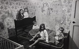 Не понимаю я людей на некоторых фото. Кто заставляет их так жить? Кто им ободрал обои и разбросал мусор? Королева Елизавета? А убрать она же должна? Чего проще обновить стены, а мусор сжечь. Но нет, есть категория, которая будет сидеть, жаловаться, ругать власть, а потом пойдет и нагадит у себя под дверью. И эта категория есть везде.