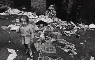 Не понимаю я людей на некоторых фото. Кто заставляет их так жить? Кто им ободрал обои и разбросал мусор? Королева Елизавета? А убрать она же должна? Чего проще обновить стены, а мусор сжечь. Но нет, есть категория, которая будет сидеть, жаловаться, ругать власть, а потом пойдет и нагадит у себя под дверью. И эта категория есть везде.