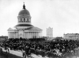 вот этот храм был главный в нашем городе. Но предатель-эмигрант Ленин решил подругому и снес его и теперь у нас только одни развалившиеся серые, квадратные хрущевки. Все майданутые это твари уже много раз доказано историей и нынешнем опытом, что те все ломали что эти