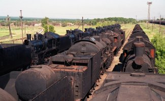 Они идиоты! Просто никогда не воевали.. А вот русские знают, что когда пропадет свет и соляра (случись что) они бросят полено в топку и поедут, поэтому в России паровозы выглядят вот так: