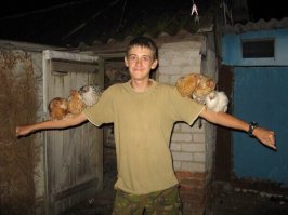 Что тут смешного или ужасного? Или быть может это фото на крыше одного из зданий Москва-Сити? Нет. Аффтар, люди и в деревнях живут и не все там алкаши и дауны. Пацан их может сам выращивал, а это такая, просто нереальная гордость.