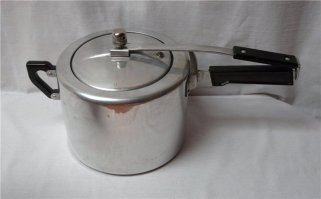 Слабо представляю как такая скороварка старого типа может взорваться.Металл выгнуться должен,или ручка под давлением оторваться?Стравливающий клапан сделан как маленькая гирька над отверстием.Просто как грабли.Там наверняка было какое-нибудь китайское фуфло из фольги за 3 копейки.А девочку всё-таки жалко.Ожог хуже любого пореза.Не дай Бог.