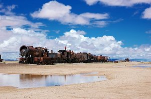 Поздравляю, Шарик - ты балбес!© Автор, это кладбище поездов в Боливии. Ты бы ещё догадался приписать какую нибудь страшную историю про этот "состав" для большей жути.