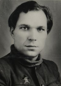 Еще об одном человеке столь же удивительной судьбы:

Имя одного из героев книги П.Вершигоры “Люди с чистой совестью” Владимира Зеболова хорошо известно в нашей стране.
Владимир Акимович Зеболов родился 8 мая 1922 года в селе Денисковичи Новозыбковского уезда в семье рабочего спичечной фабрики. Он рано лишился матери. Когда ему исполнилось 9 лет, произошел несчастный случай, в результате которого подросток остался без кистей обоих рук. Но эта трагедия не сломила Владимира.
Окончив в 1940 году Мало-Вышковскую среднюю школу, Владимир Акимович поступил в Московский юридический институт, где встретил начало Великой Отечественной войны. Обостренное чувство долга, желание самому участвовать в защите Родины привели его в Центральный Комитет Комсомола, Прокуратуру Союза ССР.
Некоторое время он работает в органах юстиции в Ярославской области, а с февраля 1942 года Владимир Акимович - курсант разведшколы, разведчик разведроты Брянского фронта.
По заданию разведгруппы Брянского фронта В.А.Зеболов отправился из Брянских лесов в район Ворожба-Конотоп для посадки агентов разведывательного отдела Штаба Брянского фронта. Во время выполнения этого задания он пустил под откос эшелон противника на ж/д. линии “Конотоп-Ворожба”, уничтожил кустовое управление полиции в с. Бруски, посадил одну агентурную группу и добыл ценные разведданные.
В июне 1942 года В.А.Зеболов вступил во 2-ую Украинскую Партизанскую дивизию разведчи-ком диверсантом. Будучи бойцом разведроты Путивльского партизанского отряда Сумской области под командованием дважды Героя Советского Союза генерал-майора С.А.Ковпака Владимир Акимович неоднократно ходил в дальнюю разведку, добывая ценные сведения о противнике не только для штаба дивизии, но и для разведотдела Генерального Штаба РККА. Первая дальняя разведка Зеболова проходила по маршруту: Брянские леса - район Ворожбы. Затем были маршруты: Брянские леса - район Ямполь, Оверичи - в район Бобруйска, Красный Остров -Демихи - Речица, Оверичи-Тетерев.
За время проведения этих дальних разведок Владимир Акимович Зеболов пустил под откос один эшелон противника, взорвал один железнодорожный мост протяженностью 40 метров на линии “Москва-Киев”, подорвал спиртоводочный завод в с. Салтаневка, участвовал в разгроме станции “Демиха” , уничтожил самолет противника на вынужденной посадке и многое другое. Он провел более 110 ближних разведок во время Сталинградского и Ворошиловского рейдов.
За время пребывания в дивизии Зеболов был награжден орденом Красной Звезды, медалью “Партизану Отечественной войны” I степени и представлен к двум правительственным наградам.
5 мая 1943 года В.А.Зеболов по ранению был эвакуирован в тыл. К концу войны он служил в войсках НКВД Украинской ССР помощником командира взвода.
В послевоенное время В.А. Зеболов работает юрисконсультом, инструктором райпотребсоюза, а в 1948 году поступает на исторический факультет Новозыбковского государственного педагогического института. После окончания которого в 1952 году был зачислен ассистентом на кафедру марксизма-ленинизма при Московском государственном университете.
Вся его дальнейшая жизнь была связана с Новозыбковским, затем Брянским государственным педагогическим институтом имени академика И.Г. Петровского(ныне БГПУ). В коллективе института он стал высококвалифицированным преподавателем высшей школы, доцентом по специальности “история КПСС”.
В коллективе педагогического института В.А. Зеболов вырос в известного ученого, крупного специалиста по истории партии периода Великой Отечественной войны. Им написана книга в соавторстве с П.П.Вершигорой “Партизанские рейды”, он был составителем книги “Брянский фронт”, автором более двадцати научных и научно-методических публикаций, в том числе двух - на польском языке, в рес-публиканской и местной печати им опубликовано большое количество статей.
Владимир Акимович Зеболов был секретарем партийного бюро института, председателем проф-союзного комитета, кандидатом в члены Брянского обкома КПСС, членом Новозыбковского горкома КПСС, делегатом XVI съезда профсоюзов СССР.
О подвигах В.А.Зеболова в годы Великой Отечественной войны рассказано почти в 150 книгах, очерках, статьях, воспоминаниях, литературных произведениях, в том числе в работах по истории Великой Отечественной войны, в знаменитой книге П.П.Вершигоры “Люди с чистой совестью”, в статьях опубликованных в газетах: “Правда”, “Комсомольская правда”, “Красная Звезда”, “Советская Россия”, “Литературная газета”, “Учительская газета”, “Социалистический Донбасс”, “Комсомолец Туркменистана”, “Ударник”, “Маяк”.
За ратные и трудовые подвиги В.А.Зеболов был награжден орденом Красной Звезды, девятью медалями, знаком “Отличник народного просвещения”, памятной медалью Советского комитета ветеранов войны, многочисленными Почетными грамотами центральных, республиканских и местных органов.