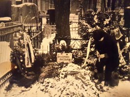 Порылся в архиве, нашёл вот этот снимок, сделанный мной зимой 1980-го года на Ваганьковском кладбище. Какая-то девушка приводила могилу в порядок после снегопада... Публикую впервые.