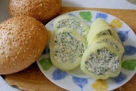 Блюда из острого творога присутствуют во многих кухнях мира. Я б еще добавила укроп, кинзу и чеснок. Делают шарики, различные фаршировки для овощей.
Не люблю сладкое кисломолочное, даже из кефира делаю коктейль с аджикой и томатным соком.