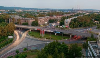 Не знаю как у них, а у нас в Нижнем есть прекрасный перекресток "Пролетарка"к нему подходит пять направлений, 4 полосы по кругу. Признан самым аварийным перекрестком в России. Более 1000 аварий за год. Аварийные комиссары там всегда стоят и ждут очередную аварию. Основная масса ДТП из-за неграмотности (или забывчивости) водителей. Помните: въехать на круговое движение можно с любой полосы, а вот выехать с него - только с крайней правой!!!
