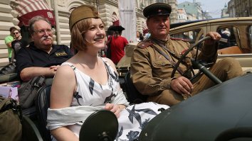 Внук маршала К. Рокоссовского Константин Рокоссовский (слева) с дочерью Ариадной перед стартом ралли классических автомобилей «ГУМ-Авторалли» у ГУМа