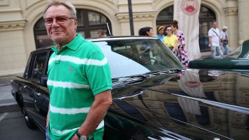 Актер Сергей Шакуров перед стартом ралли классических автомобилей «ГУМ-Авторалли» у ГУМа
и многие другие засветились.