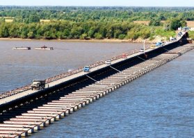 понтонный мост...РОССИЯ... только трасса над водой, да и безопаснее...
