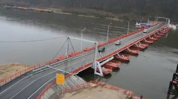 понтонный мост...РОССИЯ... только трасса над водой, да и безопаснее...