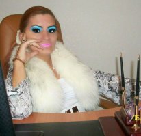 Чем она так накрасилась? масляной краской??????