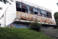 Не всё так плохо. На примере кинотеатра "Чайка" Владивосток
Так он выглядел в СССР:

Так пару - тройку лет назад:


Теперь это детский развлекательный центр "Чайка":