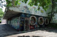 Не всё так плохо. На примере кинотеатра "Чайка" Владивосток
Так он выглядел в СССР:

Так пару - тройку лет назад:


Теперь это детский развлекательный центр "Чайка":