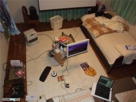 это "показная" квартира...
японская комната. особенно у молодежи выглядит иначе. 
В общем-то так выглядят все малогабаритные квартиры, в том числе и в России, Пиндостане, Китае... ибо в них убраться сложнее, вернее поддерживать порядок.