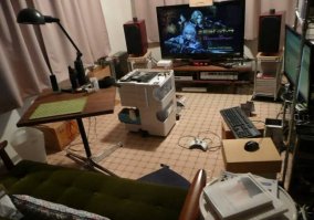 это "показная" квартира...
японская комната. особенно у молодежи выглядит иначе. 
В общем-то так выглядят все малогабаритные квартиры, в том числе и в России, Пиндостане, Китае... ибо в них убраться сложнее, вернее поддерживать порядок.