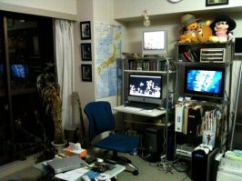 это "показная" квартира...
японская комната. особенно у молодежи выглядит иначе. 
В общем-то так выглядят все малогабаритные квартиры, в том числе и в России, Пиндостане, Китае... ибо в них убраться сложнее, вернее поддерживать порядок.