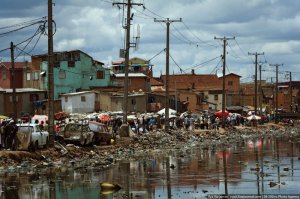 В Африке и так куча полноводных рек, а также второе, после Байкала, по объему пресной воды озеро.
У африканских негров (заметьте, именно негров, а не живущих в пустыне бедуинов) проблемы с доступностью чистой питьевой воде, не потому, что в Африке нет воды. А потому, что они негры.