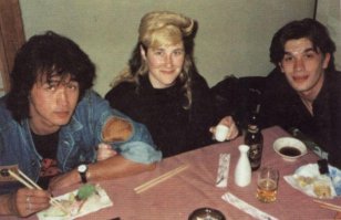 суши или роллы что они едят? P.S эта гадость уже во времена СССР у нас была...