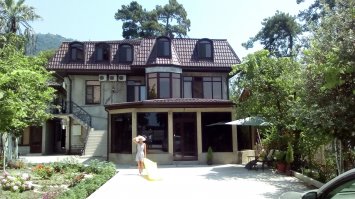 Абхазия, Новый Афон, 16.06-07.07.2016 года, народу мало, море чистейшее, места великолепные, цены приемлемые. В Крым не поеду.