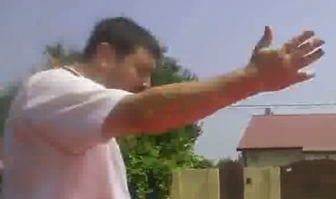 Не, меня убивает наглость автора - ещё и ветками машет!