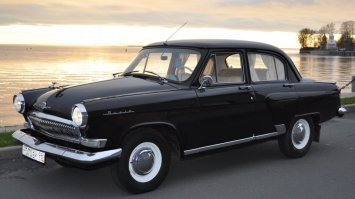 Про "Жигули" отсылка скорее к болгарам...к ним экспортировали сначала...звучало как один из вариантов слова "шлюха" 
(конечно корни всё равно от жигало), но значение приобрело уже оскорбительное...
Я бы скорее отметил ГАЗ-21...спрос на неё в Скандинавии был не сравним с ВАЗами