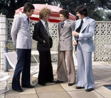 Ну на этой фотке всё нормально - пиджаки, галстуки)))