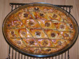 Вкуснее бакинской пахлавы ничего не ела. Ее продавали на больших подносах, обильно пропитанной сиропом. С хорошим чаем - это что-то!!!
Как-то собралась и попробовала испечь. Получилось неплохо (для первого раза), но все-таки не совсем то.