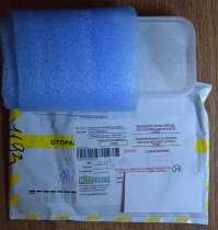 Менял сам в прошлом году дисплей на НТС, официальная мастерская запросила 2100 за работу с деталями и две недели срока (пока закажут , пока привезут и поставят).
Вечером дома подобрал в интернете нужный дисплей, до кучи там же запасной акб, с пересылкой все встало в 2350.
Привет почте России - за 8 дней дошла посылка из Йошкар-Олы в Подмосковье. 
На трубе глянул видео с разборкой телефона, там полно такого по всем моделям.
Отвертка, лопатка из пластика и чуть больше, через час все заменено.
Потом включаю - а там котейкина шерсть за тачем :)
Опять разборка, продувка и сборка и все в порядке :)
Чуть сложнее, чем симку поставить :)