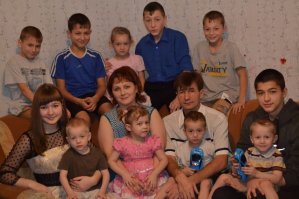 Ищите в контакте:
Татьяна Голушкова (Полосухина). По первому мужу - Вафина.

p.s. Я не ханжа, но на ее бы месте те фото где в нижнем белье фотографируется с детьми убрал бы из открытого доступа. Как то неправильно это для матери 11 детей.

p.s. p.s. Одно настораживает в истории. При первом муже она забитой не выглядела, а Фамиль сильно уставшим выглядит.

См. фото: