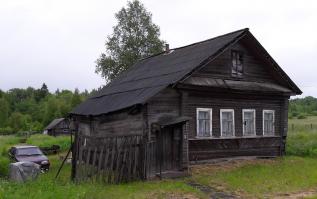 В июне съездил в Питер с семьёй. На подъезде к городу полно ветхих деревянных строений. Некоторые смотрятся очень интересно, но понимаю, что условий там нет никаких. Вот например