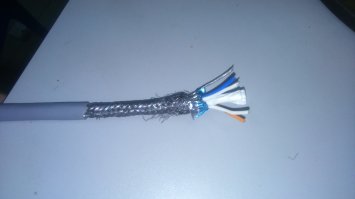 Раз пошла такая пьянка, то добавлю фото кабеля к посту.
"Да, и помехоустойчивость у этого кабеля достаточная, чтобы проложить его рядом с силовым."
От себя добавлю, что этот кабель выдерживает 5 тонн на разрыв и 22 тонны на сминание. 
Да, этот кабель производит мой завод в том числе)