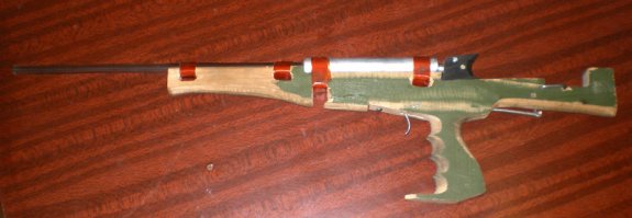 Деревяшка, резиновый жгут, велосипедный насос и медная (лучше - стальная, конечно) трубка. Вуаля, духовушка готова! ;)