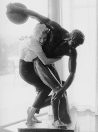 Редкая фотография.
Мэрилин Монро и статуя Дискобола, 1956 г.
Вполне положительно относилась к статуям.