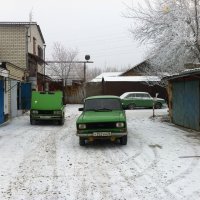 На заднем плане москвич "комби"