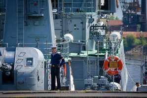 А матросик вахту тянет...