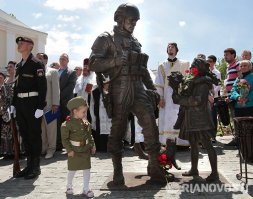 Симферополь ,Вежливые люди ! И укры не скулите,мы помним ваш поезд типо "дружбы" ,как вы узнали что нас на вокзале вас ждет более 2 тыс человек,обосрались и перед Крымом разгружались несколько часов...уроды ссыкливые