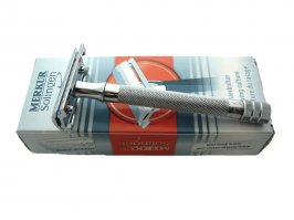 Вот бритва для людей. А ту, что у тебя, не жалко выкидывать, даже если всю пачку не истратил. Вот этот металлический пруток все настолько портит, что бывали случаи, когда со щеки срезало кожу как с картохи.