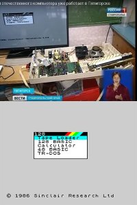 Это-ж блин Спекки-Пентагон.
Процессор он сказал что усовершенствованный, значит Z80A.
В 90-е их не собирал только ленивый. Я был ленивый, но клавиатуру себе клепал сам - кнопочки отдельно, пружинки в ряд, геркончики припаять.
У нас была компания друзей. Один парень собирал для себя такие штуки, последнее что он склепал был крутейший АТМ-Турбо на 256+256 Кб, другой парень на заказ Спектрумы делал, один парень собрал ЛиК и БК001. Нам было по 16 лет, в школе учились, и почему-то не казалось верхом крутости. А здесь целый сюжет по телеку из-за такого парня.
8-ми битный звук! Конечно, это был сопроцессор Yamaha, и да, его нельзя было присобачить к Спектруму 48, а вот на Пентагон II 128+ запросто, он для него и был сделан.
Судя по дальнейшей картинке парниша не смог найти дисковод 5,25 и использует магнитофон.
Если кто-то хочет вспомнить - зайдите сюда.
 - все игры для Спекки.