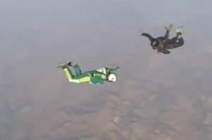 Какой-то он больно пузатый, хотя на других фотках вроде и не такой толстый мужик. Может парашутик запрятали? На спине тоже горб какой-то.
"Меня терзают смутные сомнения" (с)