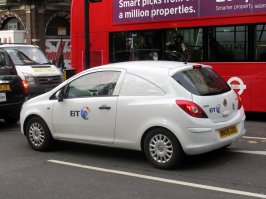 Если верить "специалистам" с Драйва, то это самый бестолковый коммерческий автомобиль. Типа, даже в "каблук" типа Кангу влезет больше груза. Вот только их используют именно как транспорт разных монтажников и ремонтников (как, собственно. на этом фото). А у них, обычно, всего одна сумка с инструментом, и бухта с кабелем. Ну, может пара пакетов с мелочовкой, вроде коннекторов всяких