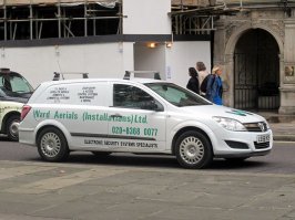 Установщик антенн. Странно, что без стремянки на крыше. Иногда кажется, что стремянки на крышах входят в комплектацию Астра Вэн.