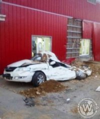 Приехал в автосервис лампочку поменять.