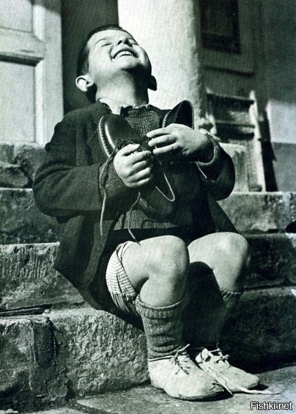 А меня ещё поразил этот снимок, не могу смотреть на него без слёз: "Австрийскому мальчику подарили новые ботиночки во время Второй Мировой войны".