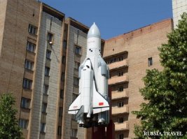 Просто внутренний дворик какого-нибудь профильного ВУЗа. Скорее всего в Самаре.