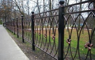 Афтару ахрененный блин "респект"! Сколько живу в Тушине, не знал, что к парковой ограде у префектуры СЗАО приложил руку сам великий Гауди!!! Твоюж маманю!!! А я то думаю, чтож её чуть ли не языком вылизывают и красят раз в месяц...
А танк Т-34-85 не он, случайно, там поставил?
Вот это вид со стороны ул. Долгова